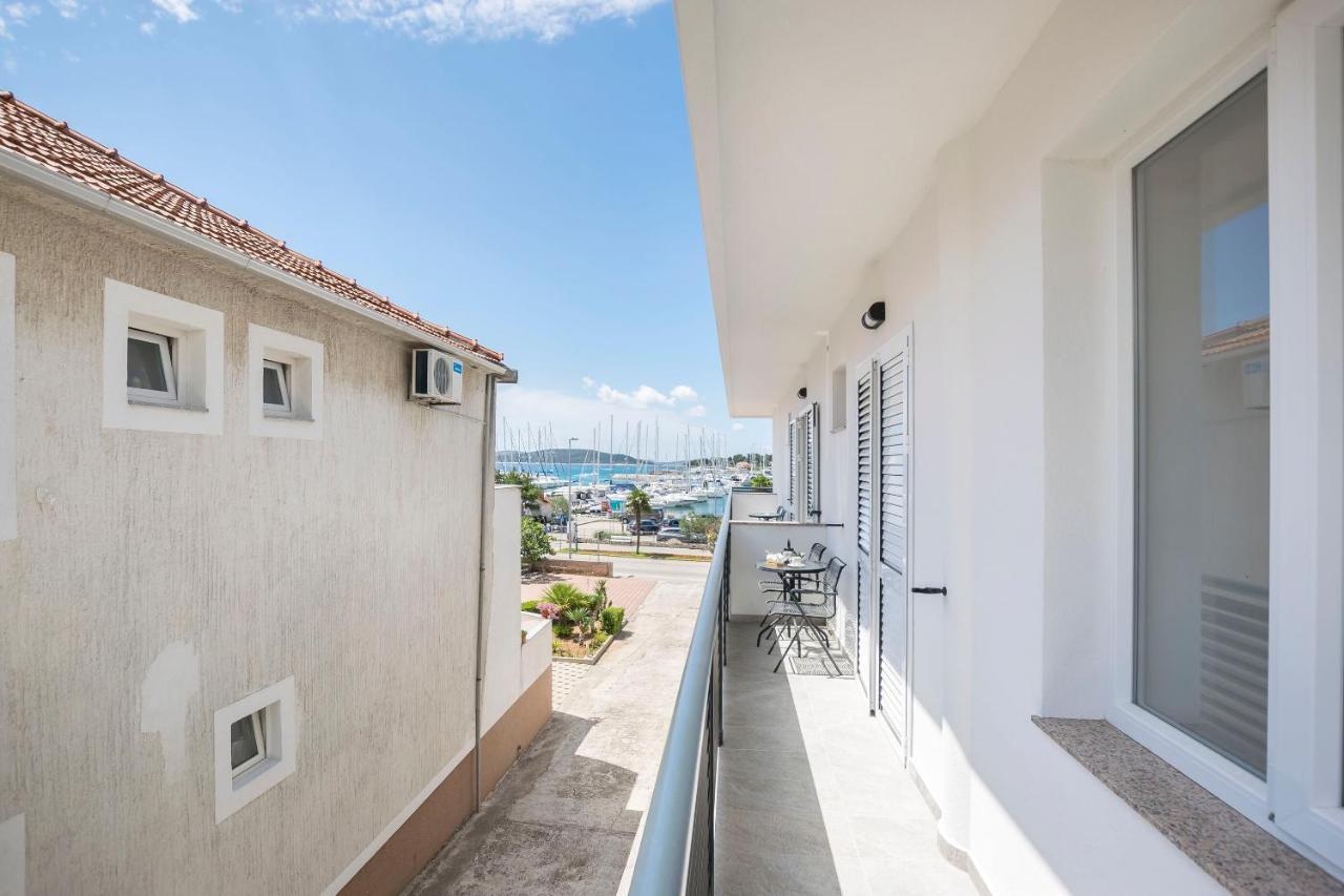 Apartments And Rooms Mare Vodice Exteriör bild