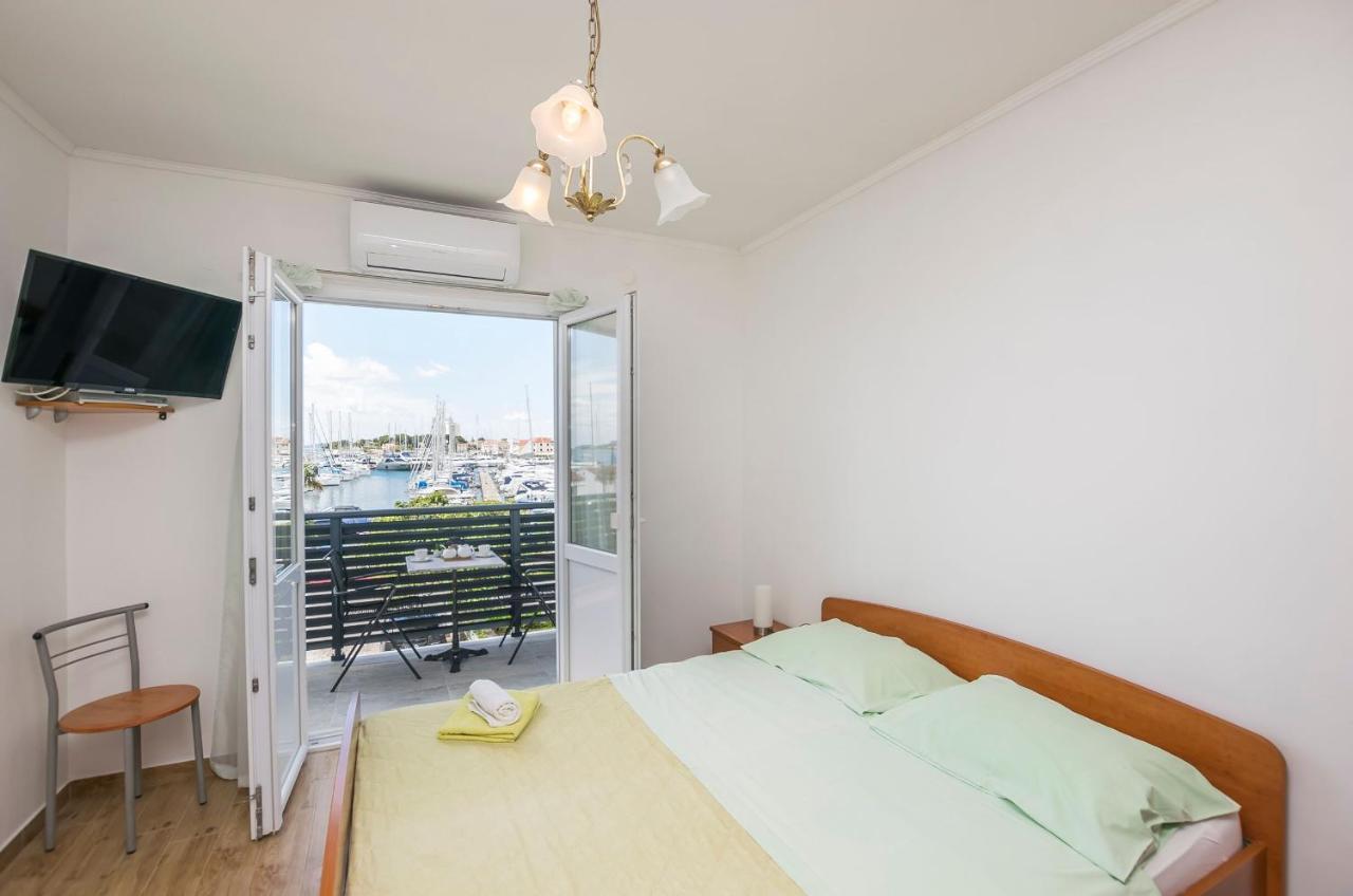 Apartments And Rooms Mare Vodice Exteriör bild