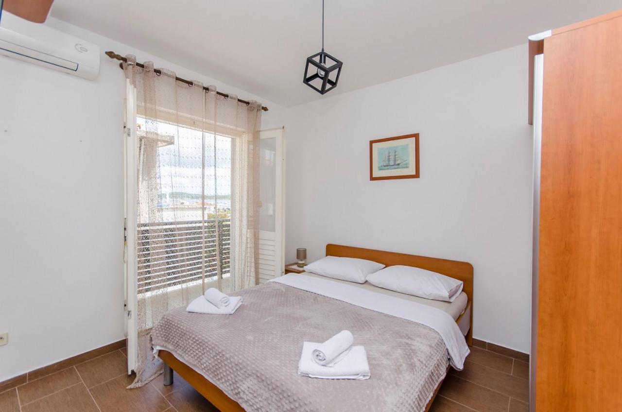 Apartments And Rooms Mare Vodice Exteriör bild