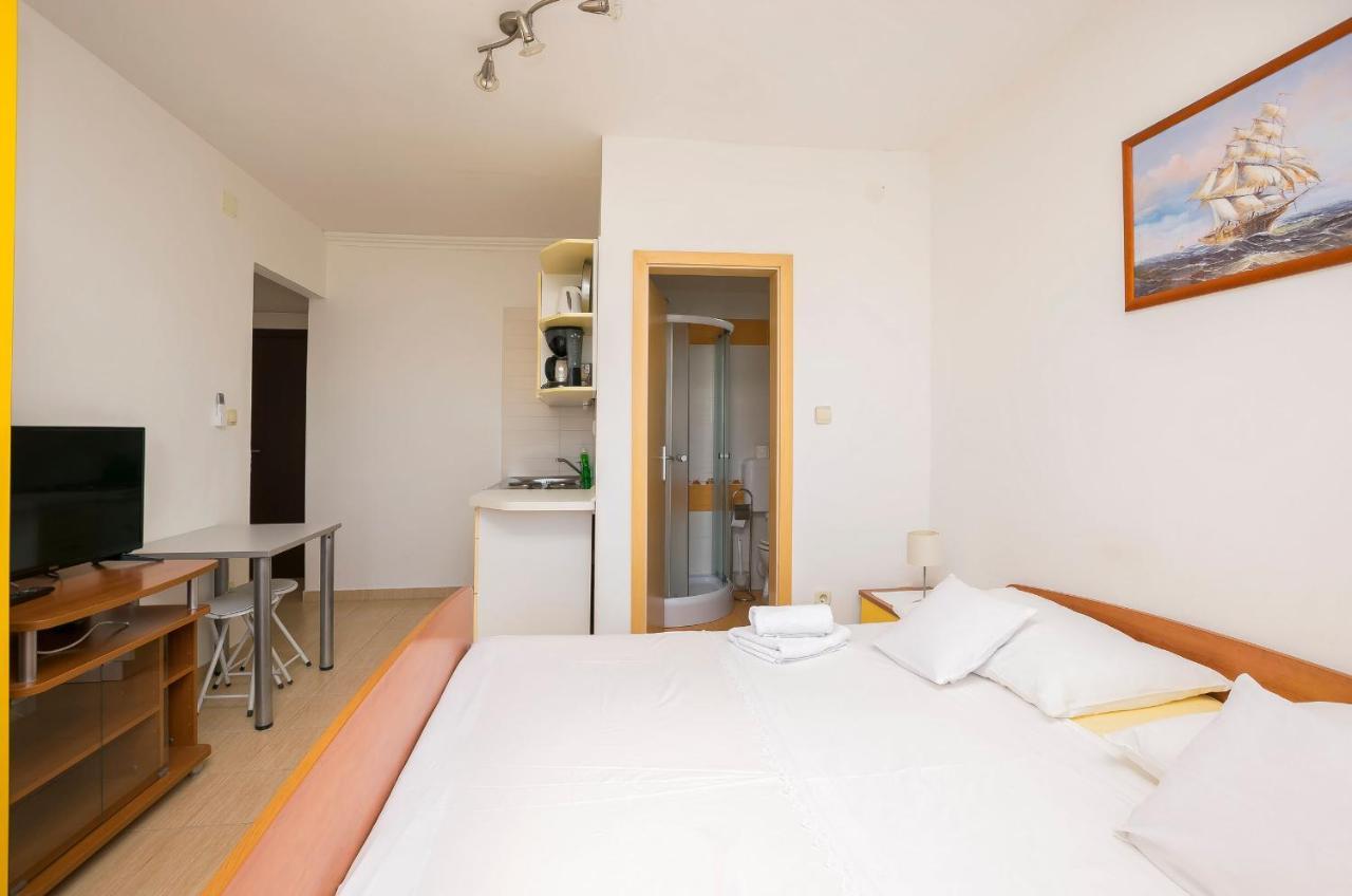 Apartments And Rooms Mare Vodice Exteriör bild